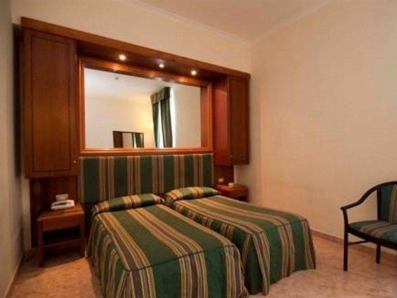 Raeli Hotel Lux Roma Esterno foto