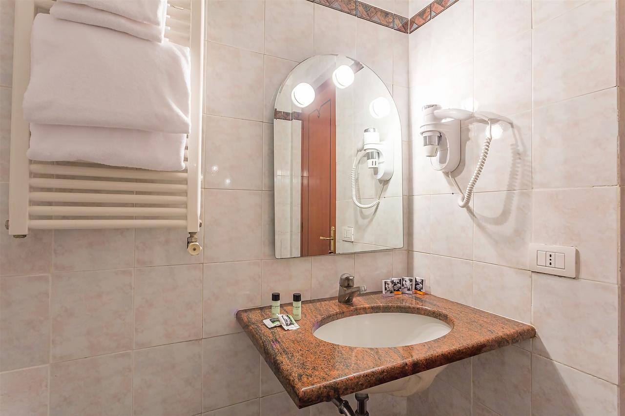 Raeli Hotel Lux Roma Esterno foto