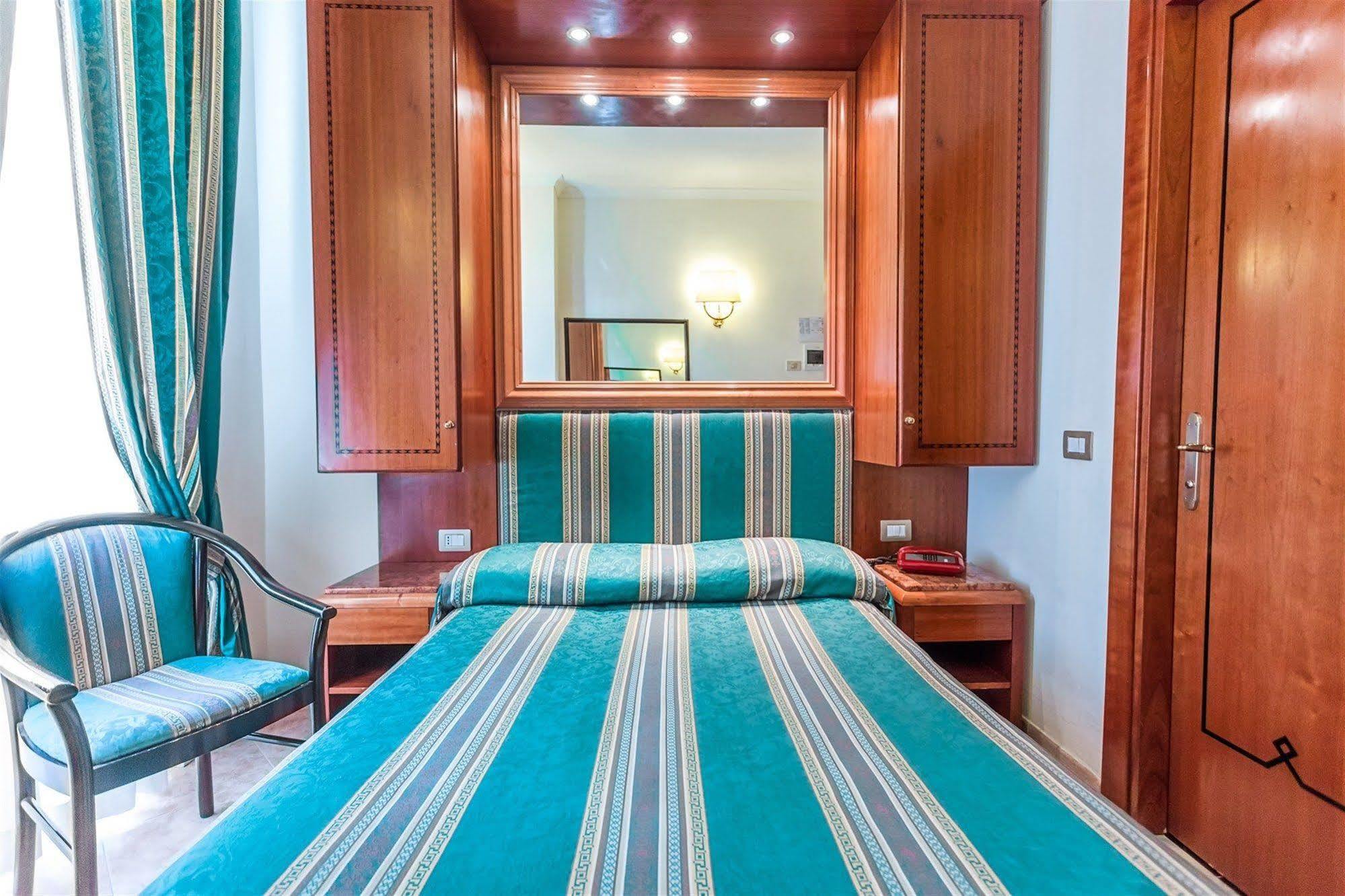 Raeli Hotel Lux Roma Esterno foto