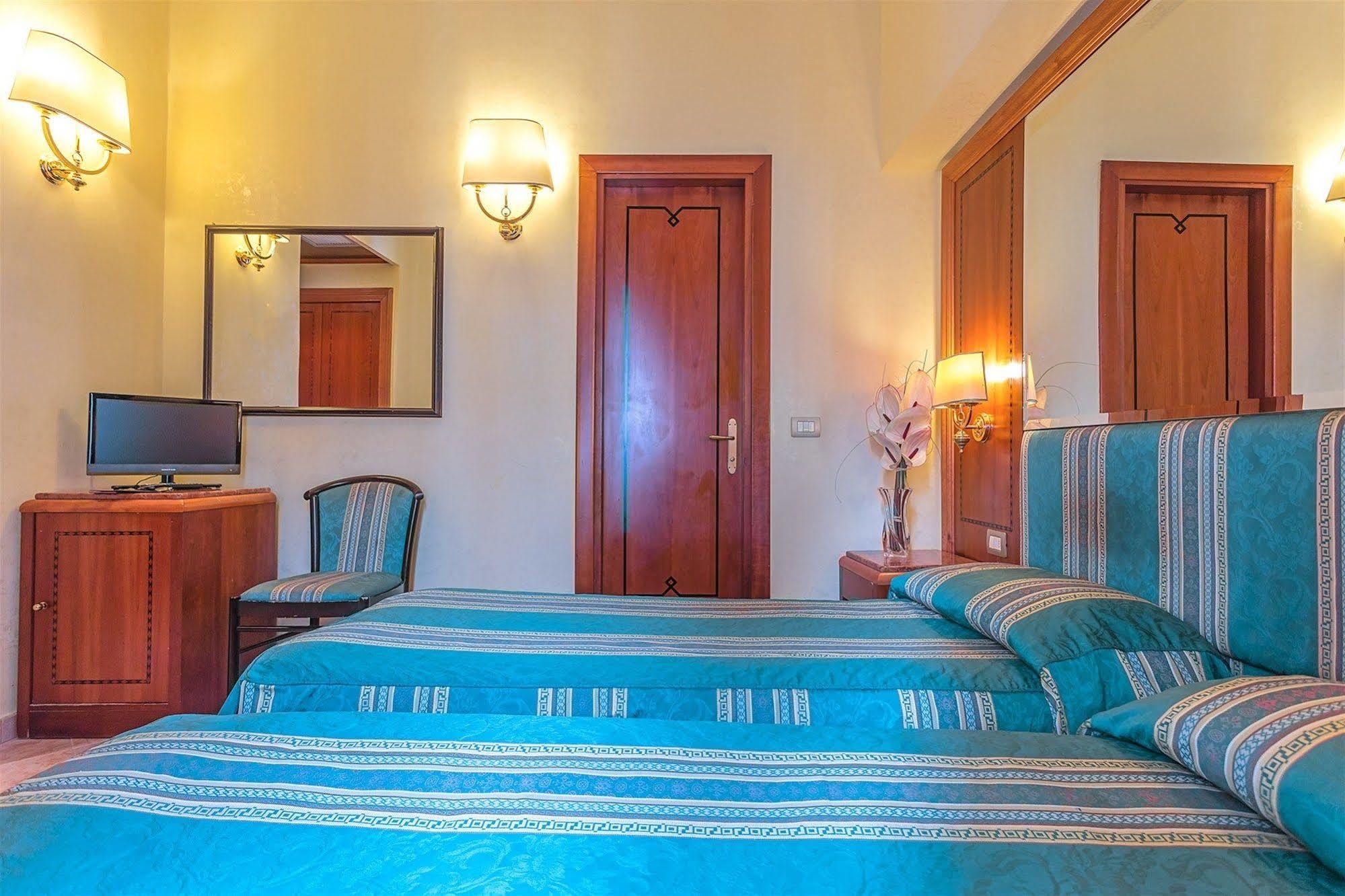 Raeli Hotel Lux Roma Esterno foto