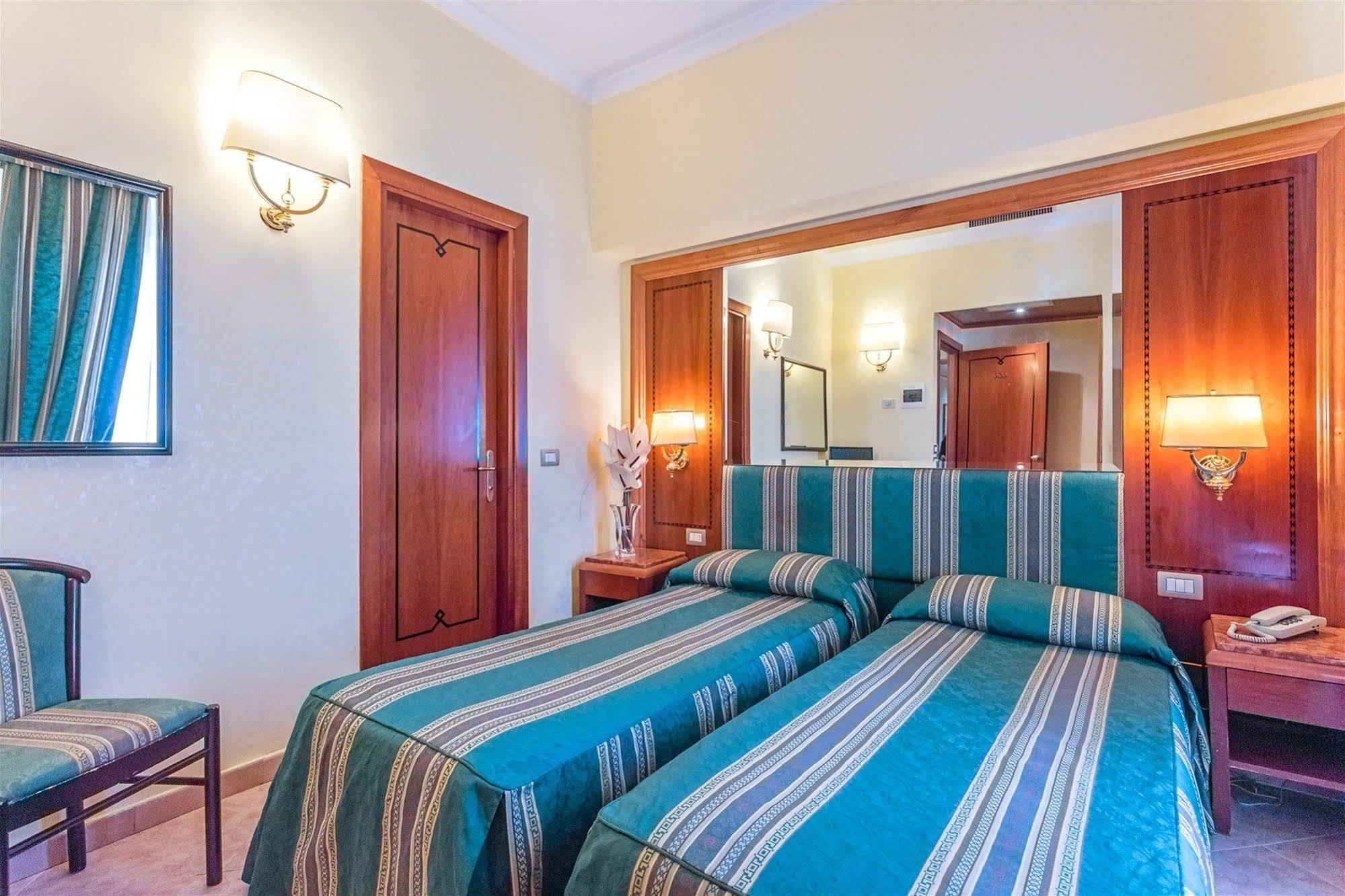 Raeli Hotel Lux Roma Esterno foto