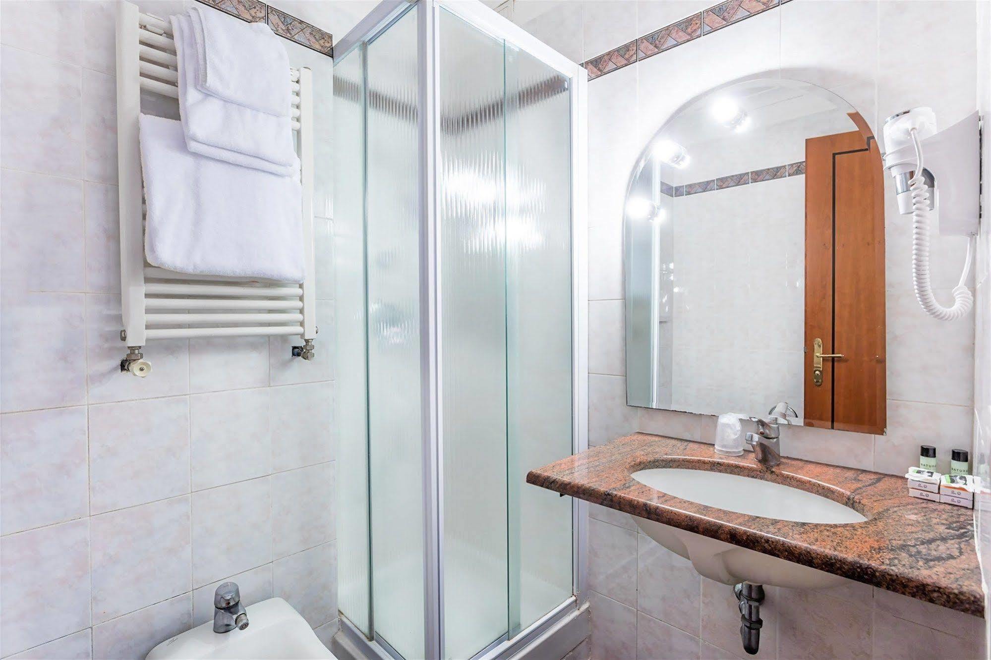 Raeli Hotel Lux Roma Esterno foto