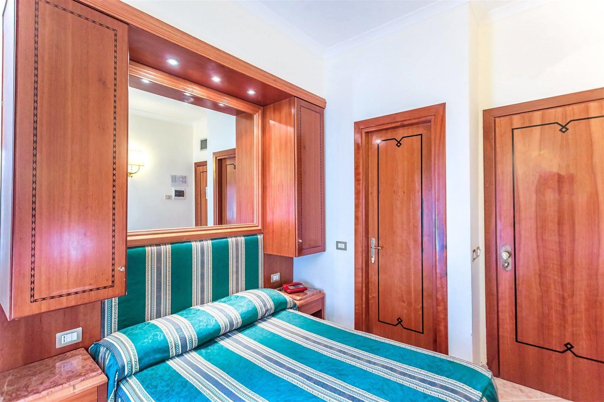 Raeli Hotel Lux Roma Esterno foto