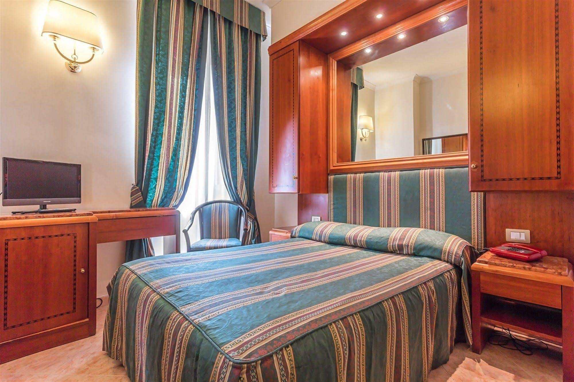 Raeli Hotel Lux Roma Esterno foto