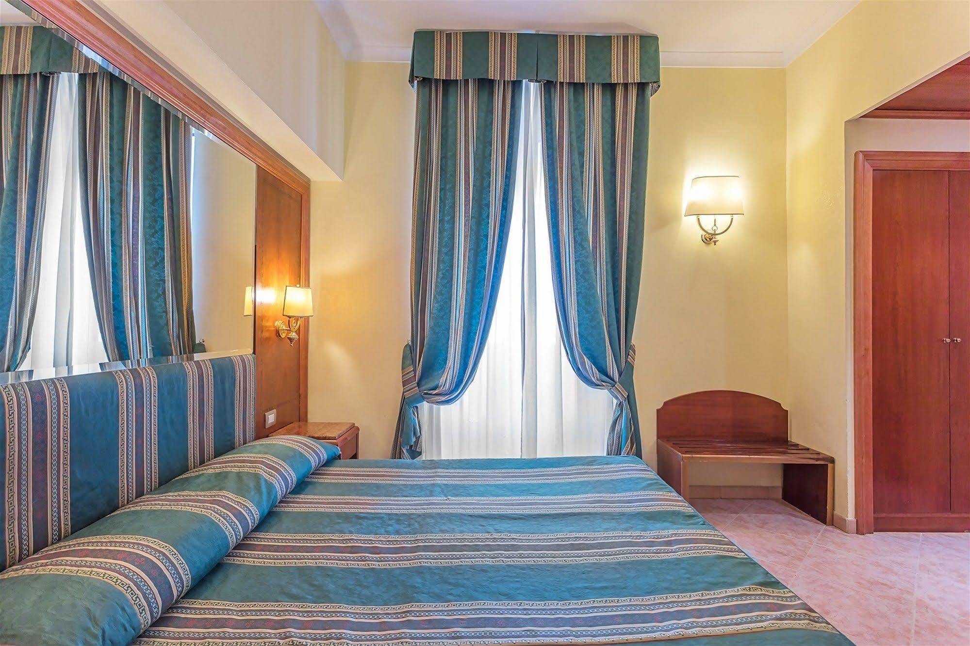 Raeli Hotel Lux Roma Esterno foto