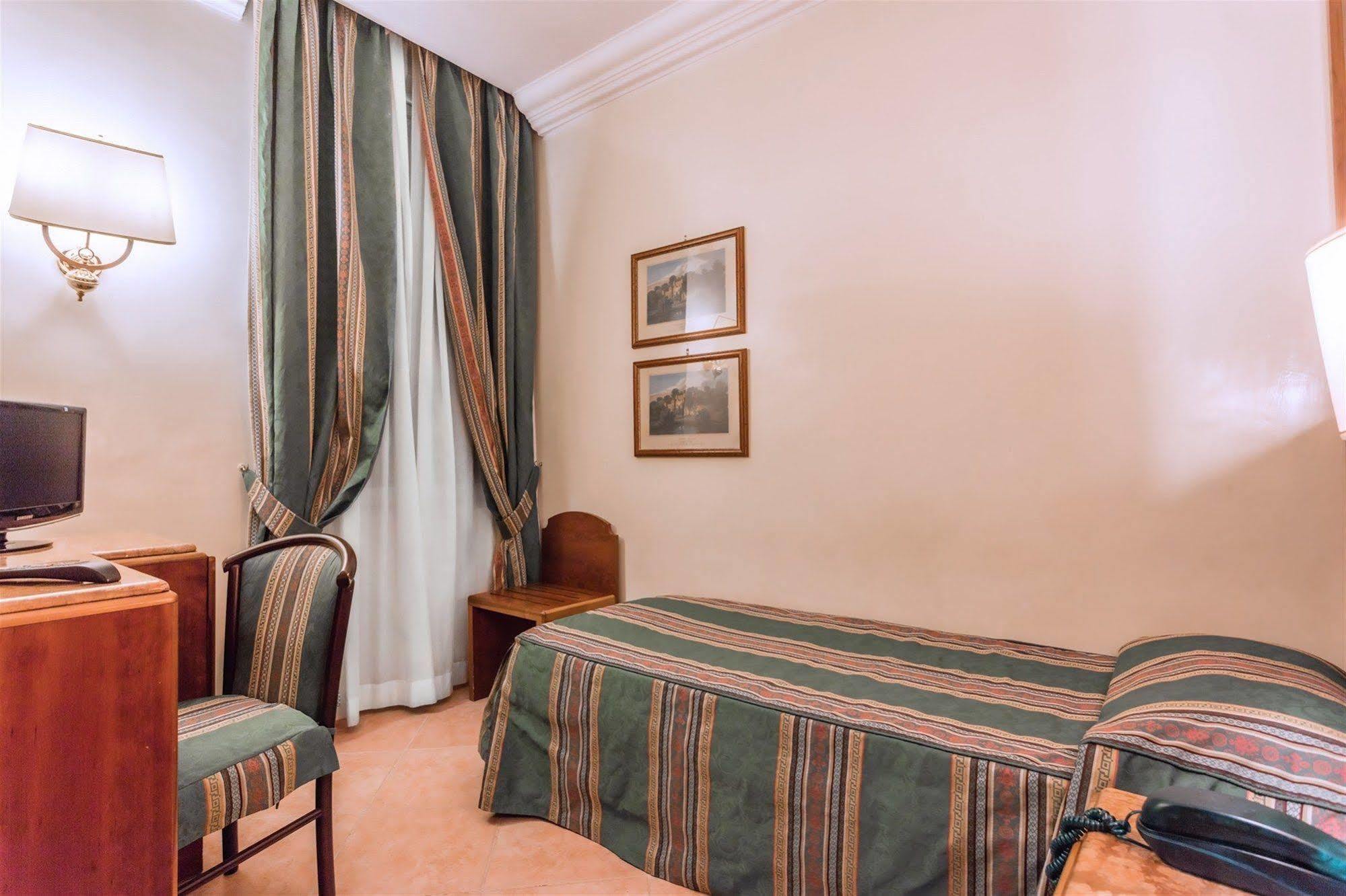 Raeli Hotel Lux Roma Esterno foto