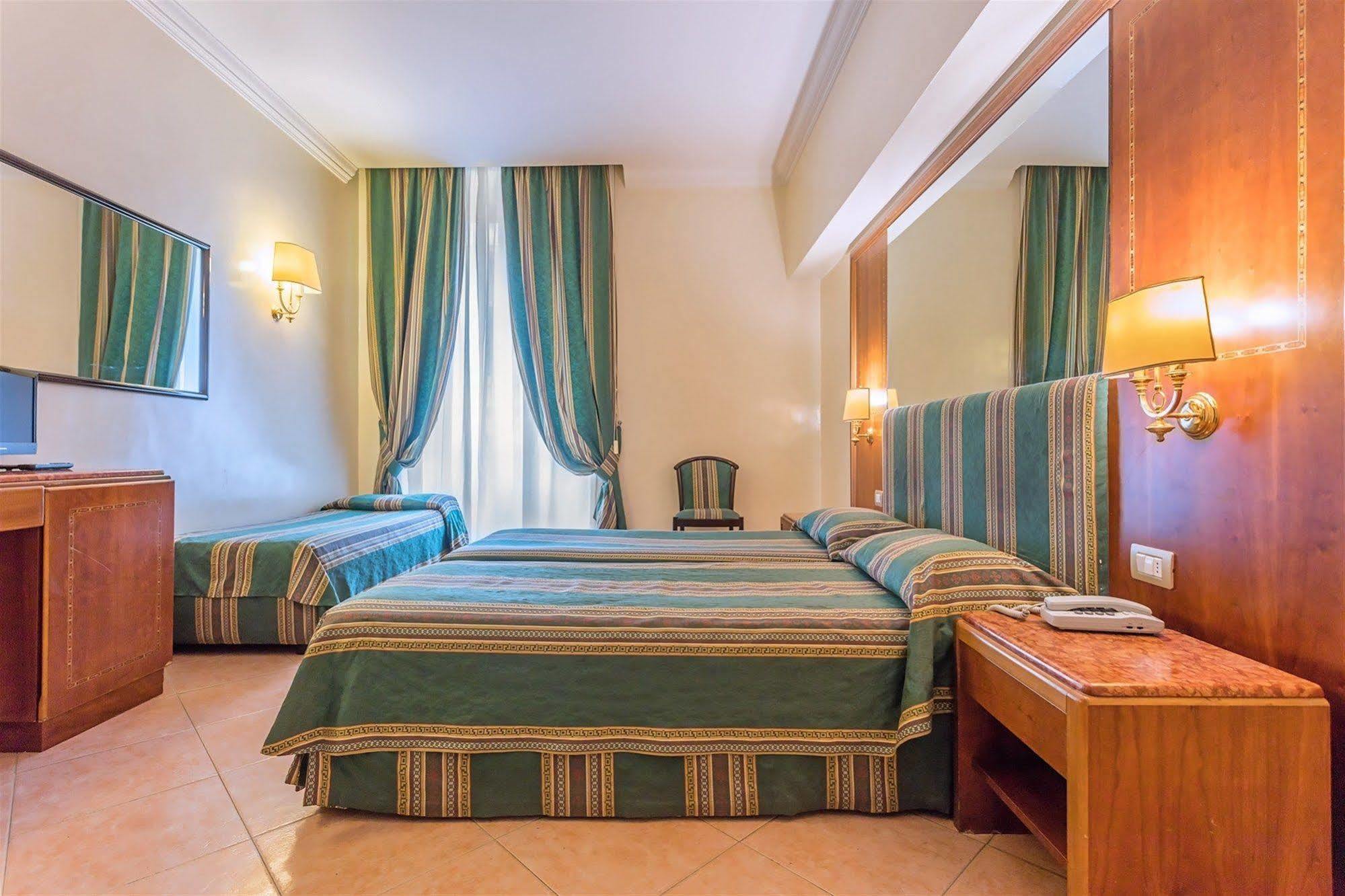 Raeli Hotel Lux Roma Esterno foto